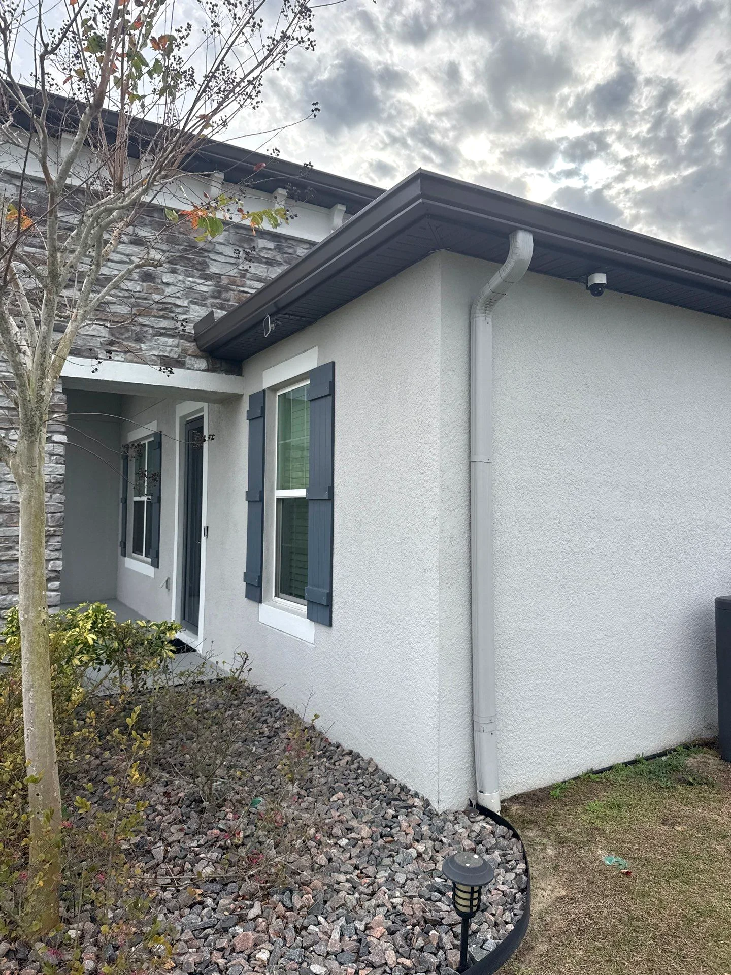 Aluminum gutter installation on a South Florida home