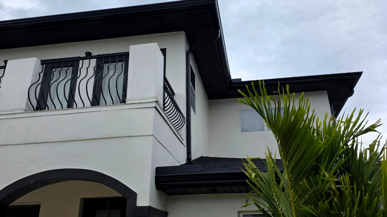 Corner downspout and splash pad tied into landscaping near Plant City